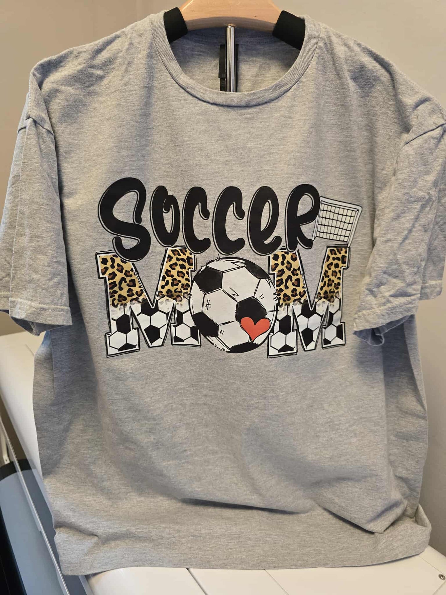 ⚽ Soccer Mom Graphic T-Shirt – XL – Leopard Print & Heart Design