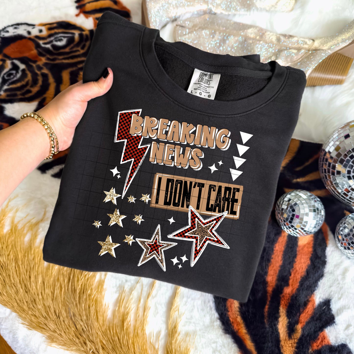 Breaking News I Don’t Care Graphic Sweatshirt – Funny Statement Crewneck