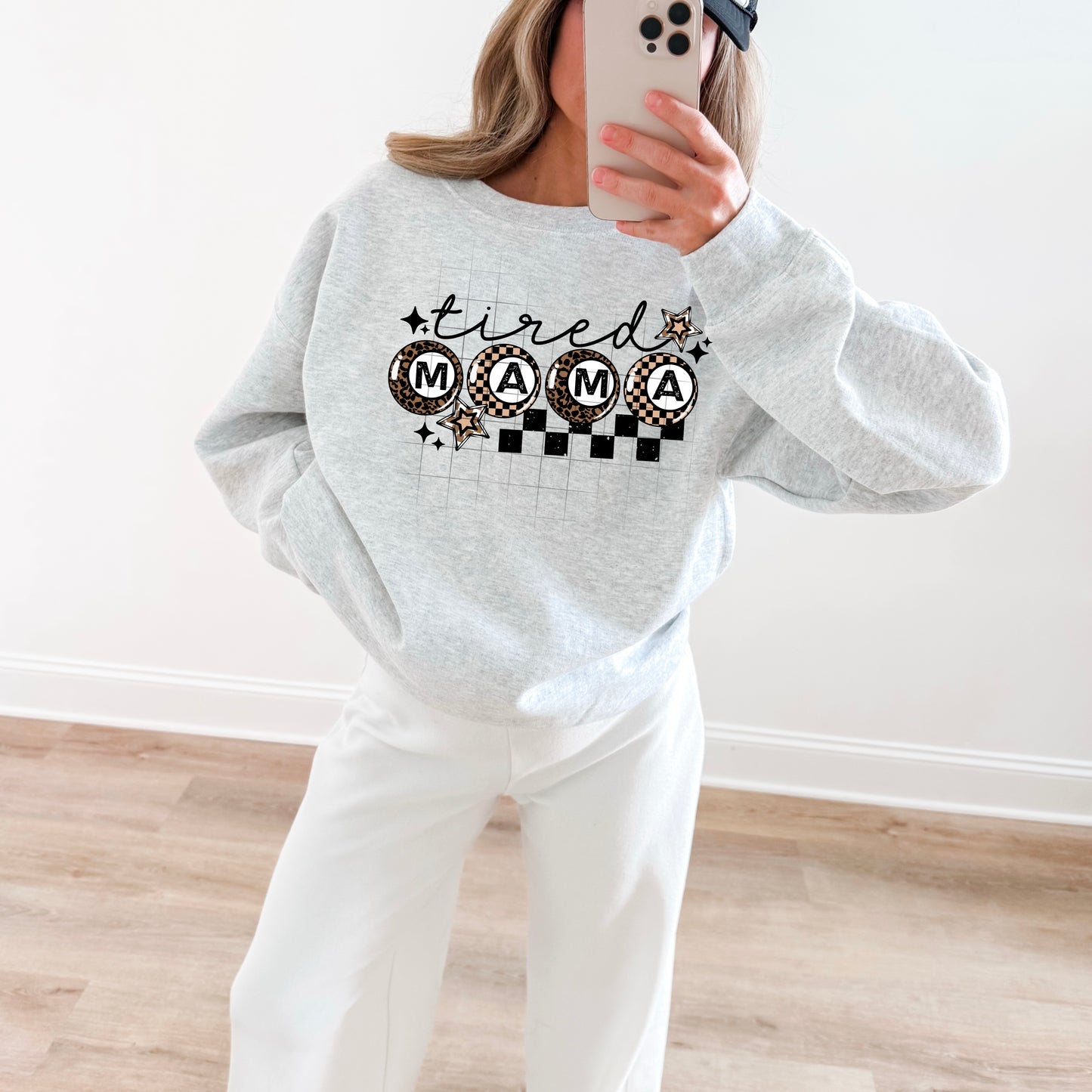 π€ Tired Mama Sweatshirt β Retro Checkered Mama Crewneck | Cozy Unisex Pullover for Moms | Cute Neutral Aesthetic