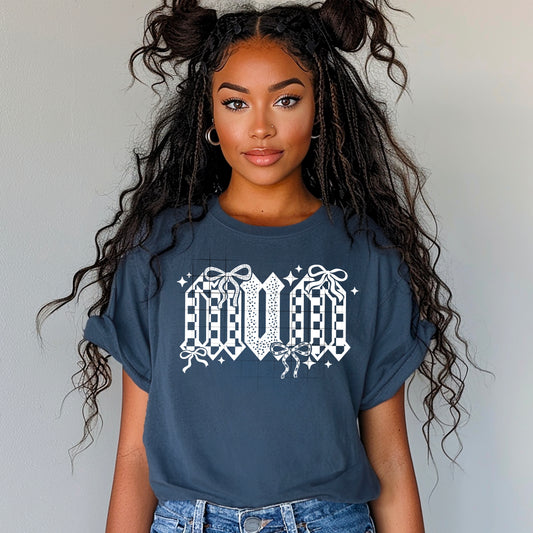 MUM Graphic T-Shirt – Checkerboard Bow Lettering Tee