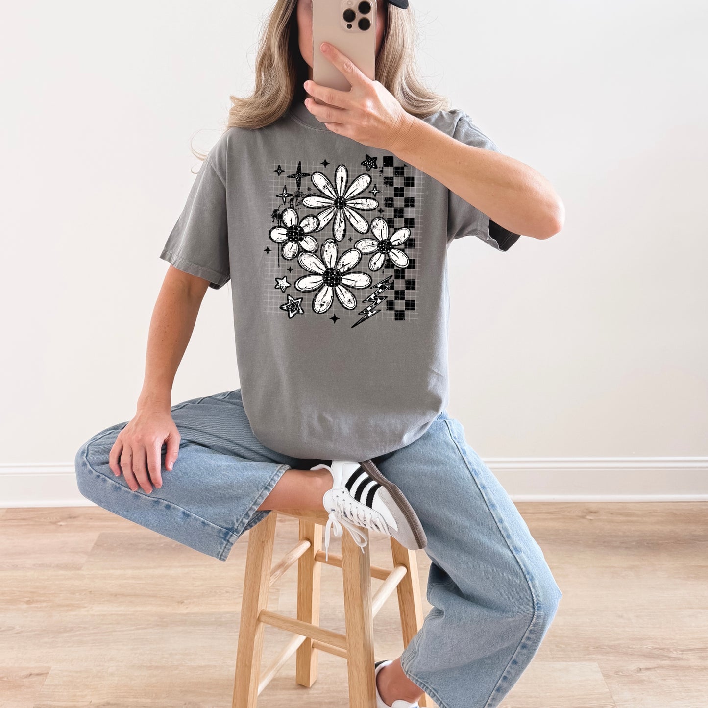Retro Daisy Graphic Tee – Vintage Floral Shirt