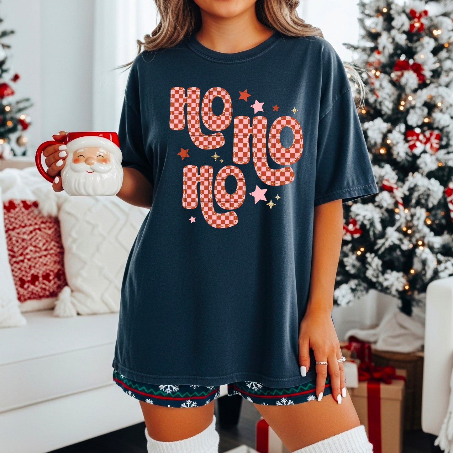 🎅🏼 HO HO HO Christmas Tee ❤️ Retro Checkered Holiday Graphic T-Shirt ✨ Festive Santa Aesthetic Shirt