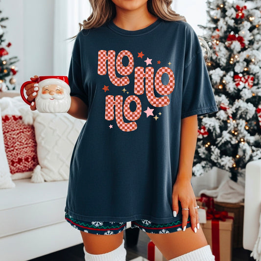 🎅🏼 HO HO HO Christmas Tee ❤️ Retro Checkered Holiday Graphic T-Shirt ✨ Festive Santa Aesthetic Shirt