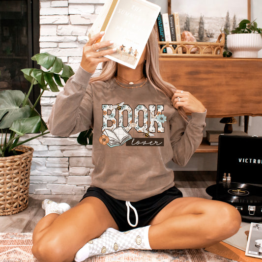 Floral Book Lover Sweatshirt | Cozy Reader Crewneck | Bookworm Graphic Sweatshirt | Book Lover Gift for Her | Literary Floral Pullover | Reading Lover Sweatshirt 📚🐝🌸