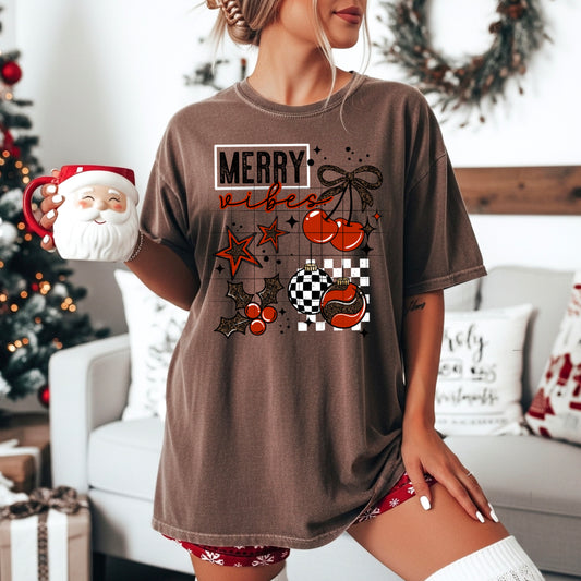 🎄 Merry Vibes Christmas Tee ✨🍒 – Retro Checkered Ornaments Holiday Shirt (S–4XL)